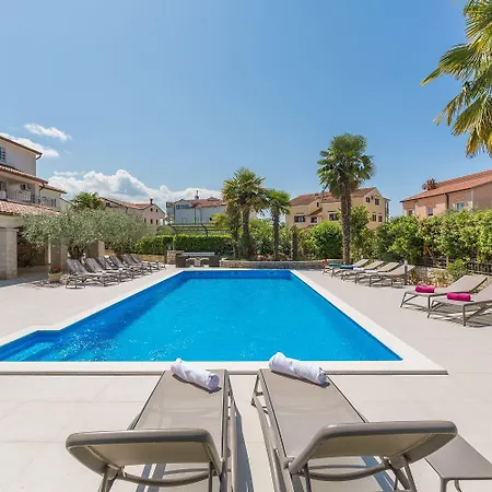 Apartamento Lauschiges Mit 60m2 Pool, Babybett, Waschmaschine, Grillbereich - Nur 800 Meter Zum Poreč