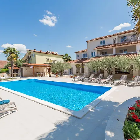 Lauschiges Mit 60m2 Pool, Babybett, Waschmaschine, Grillbereich - Nur 800 Meter Zum * Poreč