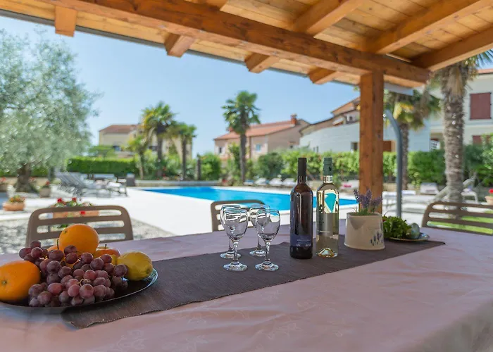 Lauschiges Mit 60m2 Pool, Babybett, Waschmaschine, Grillbereich - Nur 800 Meter Zum Poreč