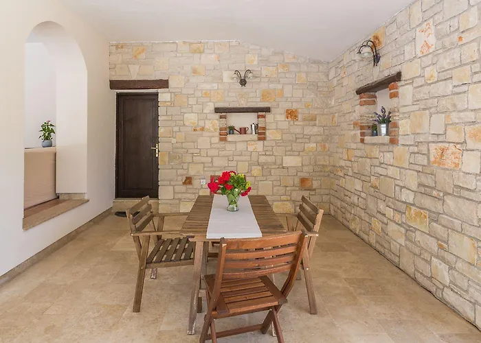 Lauschiges Mit 60m2 Pool, Babybett, Waschmaschine, Grillbereich - Nur 800 Meter Zum Apartman Poreč