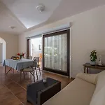 Lauschiges Mit 60m2 Pool, Babybett, Waschmaschine, Grillbereich - Nur 800 Meter Zum * Poreč
