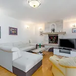 Lägenhet Lauschiges Mit 60m2 Pool, Babybett, Waschmaschine, Grillbereich - Nur 800 Meter Zum Poreč