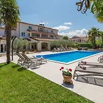 Lauschiges Mit 60m2 Pool, Babybett, Waschmaschine, Grillbereich - Nur 800 Meter Zum פורץ