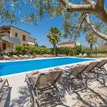 Lauschiges Mit 60m2 Pool, Babybett, Waschmaschine, Grillbereich - Nur 800 Meter Zum Poreč