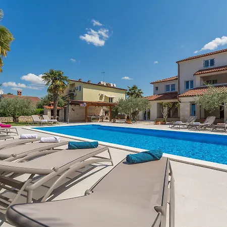 Lauschiges Mit 60m2 Pool, Babybett, Waschmaschine, Grillbereich - Nur 800 Meter Zum * Poreč