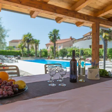 Lauschiges Mit 60m2 Pool, Babybett, Waschmaschine, Grillbereich - Nur 800 Meter Zum Porec