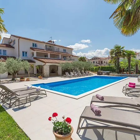 Appartamento Lauschiges Mit 60m2 Pool, Babybett, Waschmaschine, Grillbereich - Nur 800 Meter Zum Porec