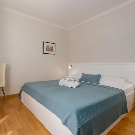 Apartment Lauschiges Mit 60m2 Pool, Babybett, Waschmaschine, Grillbereich - Nur 800 Meter Zum Porec