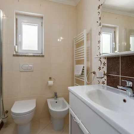 Lauschiges Mit 60m2 Pool, Babybett, Waschmaschine, Grillbereich - Nur 800 Meter Zum