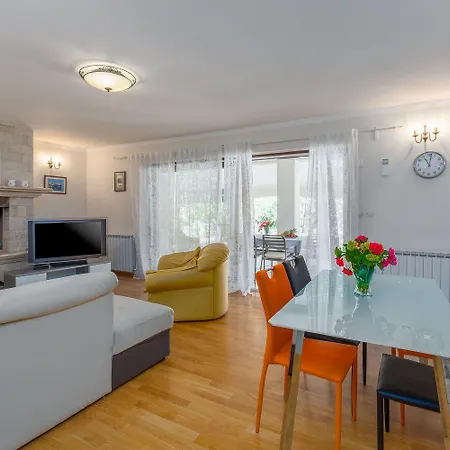 Lauschiges Mit 60m2 Pool, Babybett, Waschmaschine, Grillbereich - Nur 800 Meter Zum דירה *