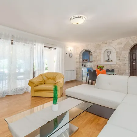 Lauschiges Mit 60m2 Pool, Babybett, Waschmaschine, Grillbereich - Nur 800 Meter Zum דירה