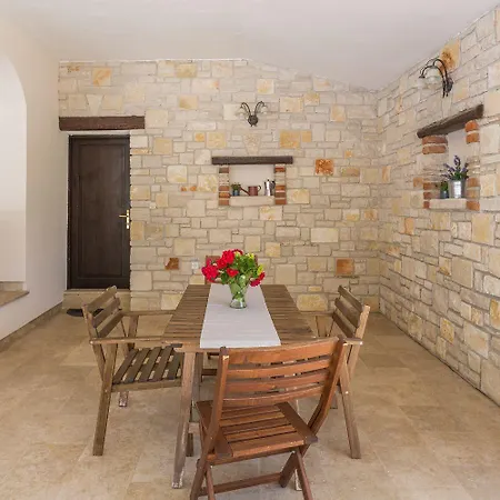 Lauschiges Mit 60m2 Pool, Babybett, Waschmaschine, Grillbereich - Nur 800 Meter Zum Apartment Porec