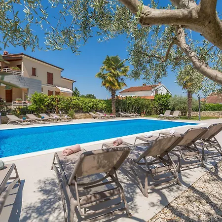 Lauschiges Mit 60m2 Pool, Babybett, Waschmaschine, Grillbereich - Nur 800 Meter Zum Porec