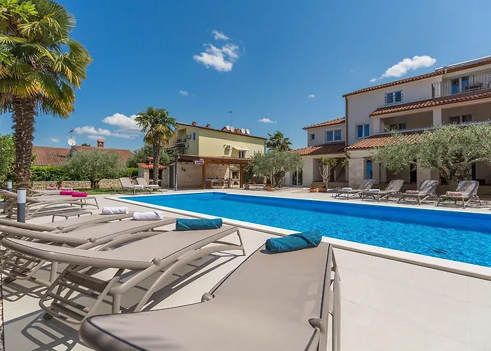 Lauschiges Mit 60m2 Pool, Babybett, Waschmaschine, Grillbereich - Nur 800 Meter Zum * Porec