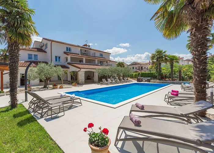 Lejlighed Lauschiges Mit 60m2 Pool, Babybett, Waschmaschine, Grillbereich - Nur 800 Meter Zum Poreč