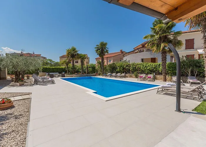 Lauschiges Mit 60m2 Pool, Babybett, Waschmaschine, Grillbereich - Nur 800 Meter Zum