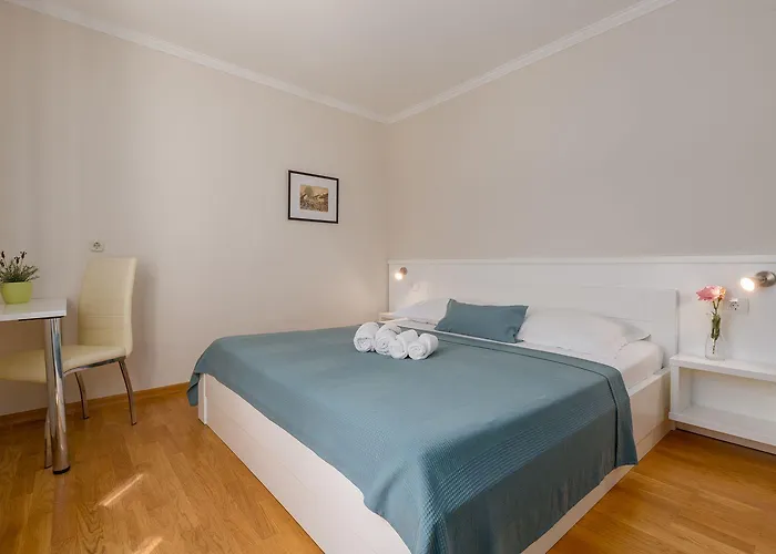 Apartment Lauschiges Mit 60m2 Pool, Babybett, Waschmaschine, Grillbereich - Nur 800 Meter Zum Poreč