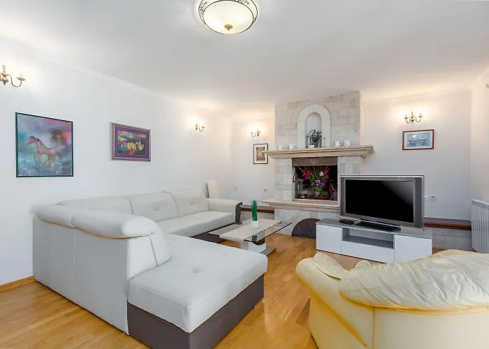 Lejlighed Lauschiges Mit 60m2 Pool, Babybett, Waschmaschine, Grillbereich - Nur 800 Meter Zum Poreč