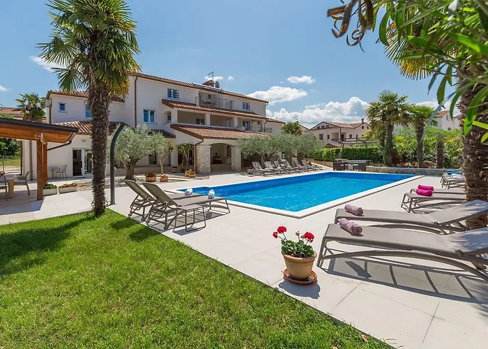 Lauschiges Mit 60m2 Pool, Babybett, Waschmaschine, Grillbereich - Nur 800 Meter Zum Poreč