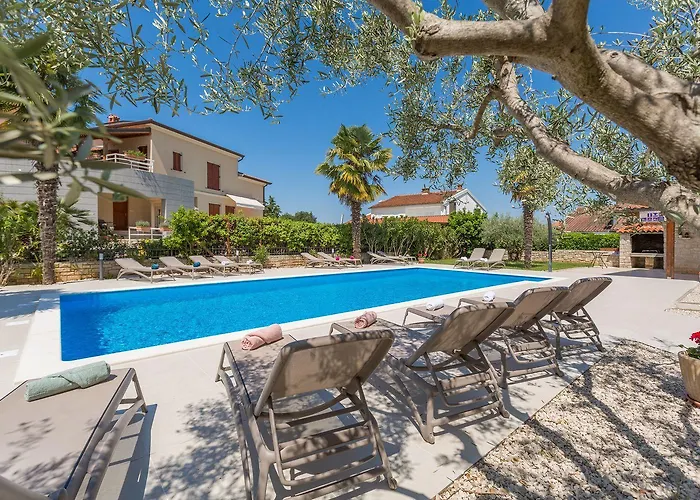 Lauschiges Mit 60m2 Pool, Babybett, Waschmaschine, Grillbereich - Nur 800 Meter Zum Poreč