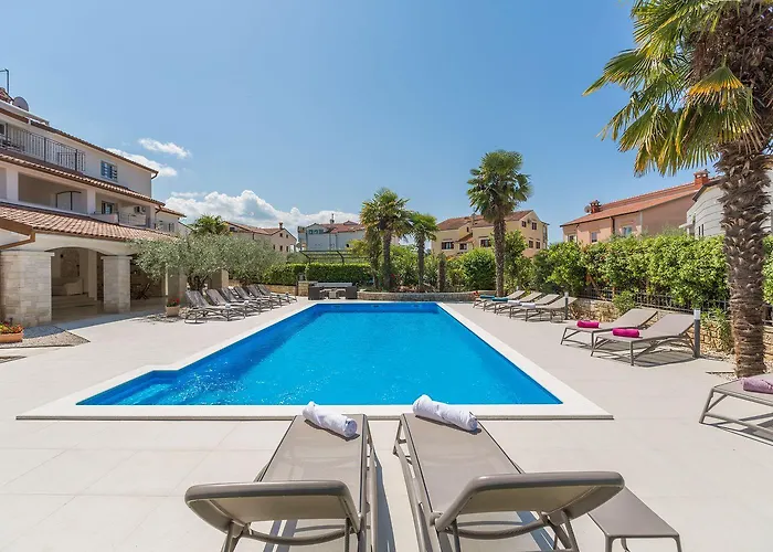 Apartment Lauschiges Mit 60m2 Pool, Babybett, Waschmaschine, Grillbereich - Nur 800 Meter Zum Poreč