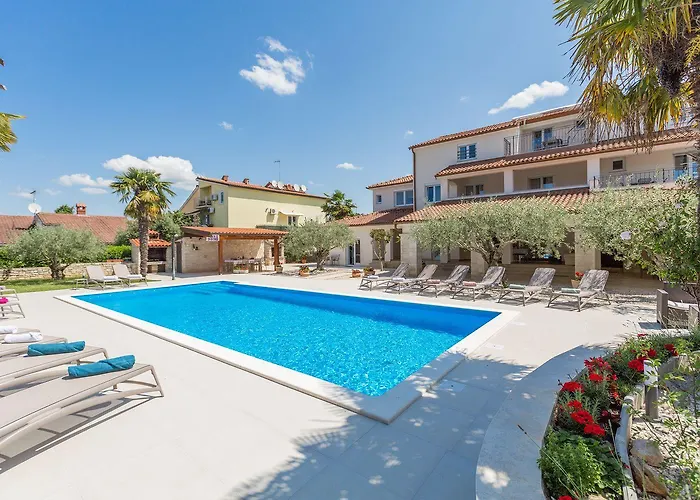 Lauschiges Mit 60m2 Pool, Babybett, Waschmaschine, Grillbereich - Nur 800 Meter Zum * Porec